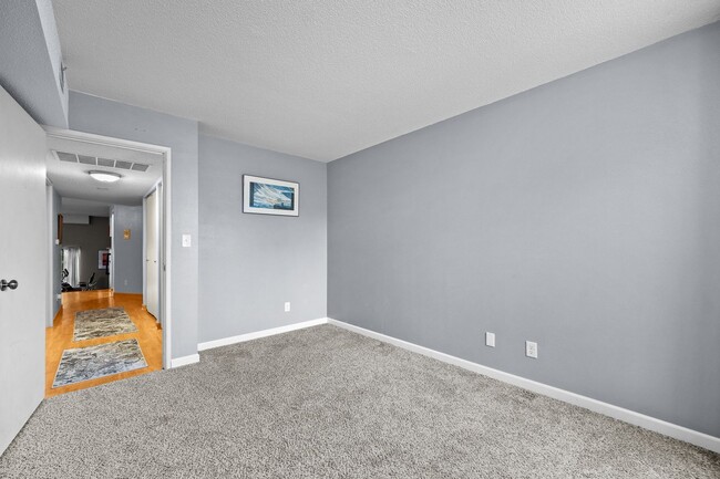 Building Photo - 2bed 2 bath contemporary condo overlooking the Waveland Golf Course