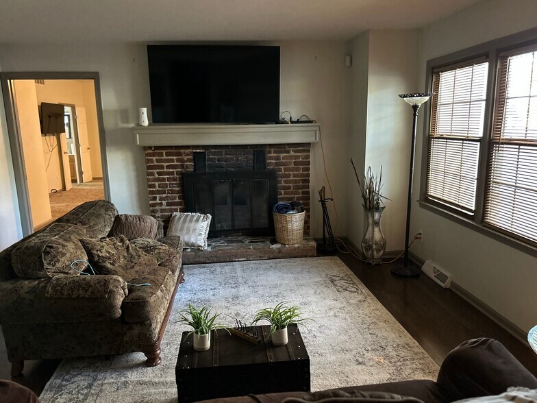 Building Photo - 1205 N Parker St