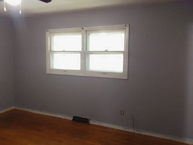 Building Photo - 3 Bedroom 2.5 Bathroom Bi-level