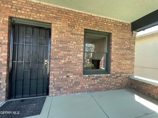 Building Photo - 1518 Lawton Dr
