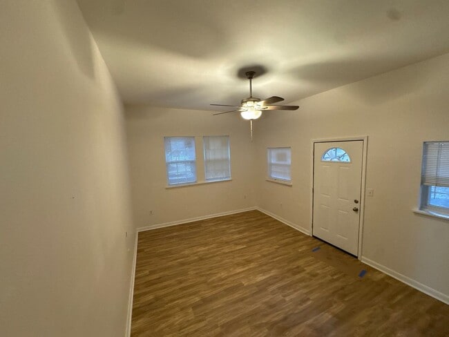 Building Photo - 4 bedroom 2.5 bath house with large yard!!