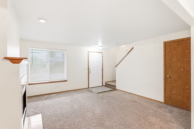 Building Photo - 3 Bedroom Home Near Woodstock Neighborhood