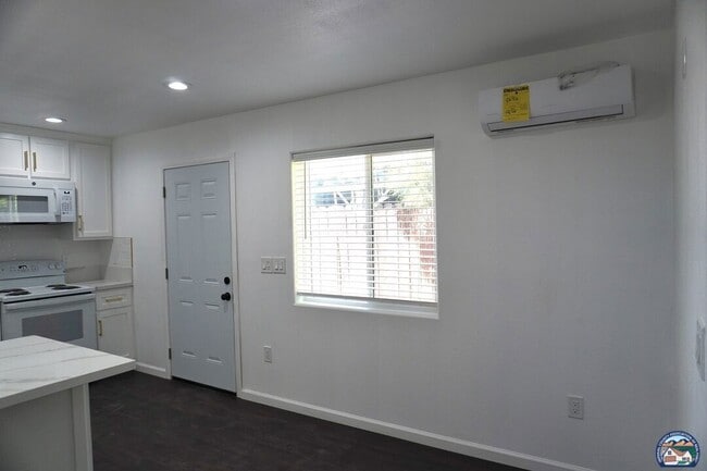 Building Photo - 696 Yucca Dr