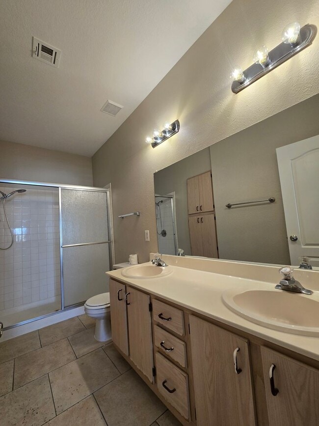 Building Photo - Beautiful 2 Bedroom Condo with Garage!