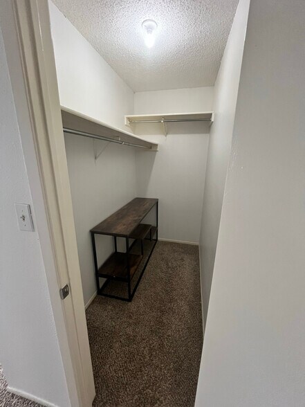 Building Photo - 1812 Gary's Park St