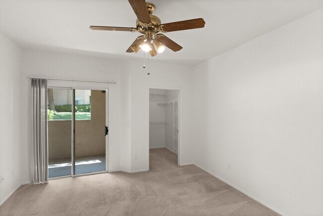 Building Photo - Beautiful 2 Bed 2 Bath ground floor condo in Guard Gated Green Valley Community. 1 Car garage!