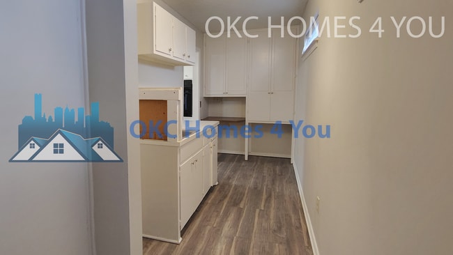 Building Photo - Half Duplex with Tons of Space!