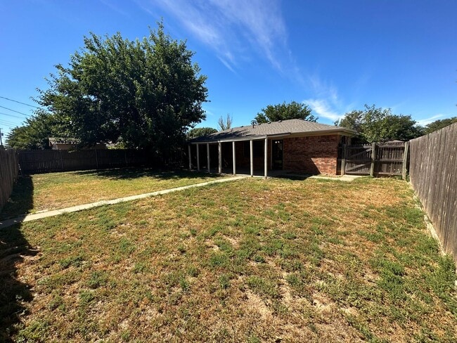 Building Photo - 3/2/2 Located of Washington and Hillside