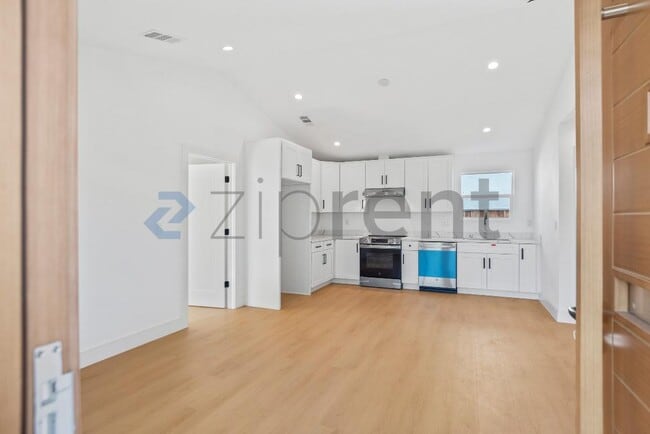 Building Photo - 374 S 21st St