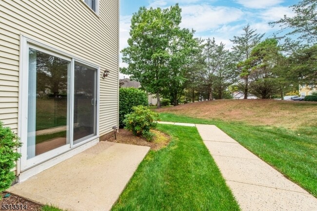 Building Photo - 603 Porter Way W