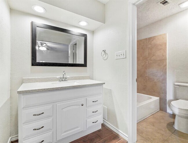 Building Photo - 817 Willow Creek Dr