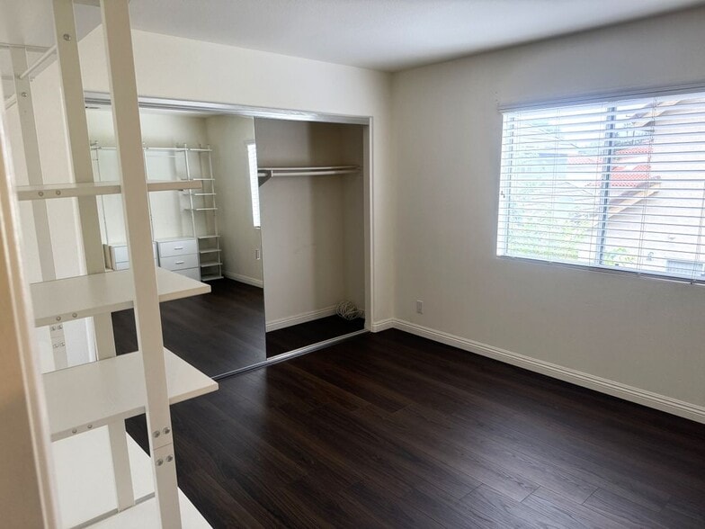 Building Photo - 10817 Freer Ave