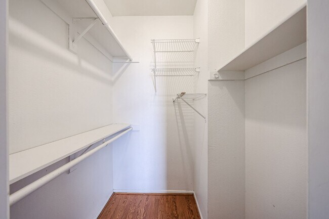 Building Photo - Centrally located and affordable in Woodlake Condominiums