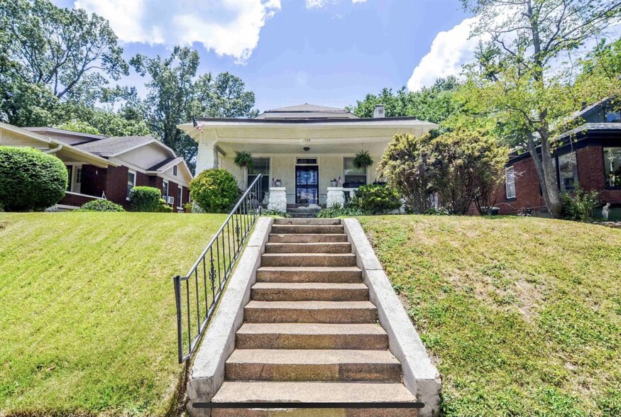 front of house - 1939 Nelson Ave