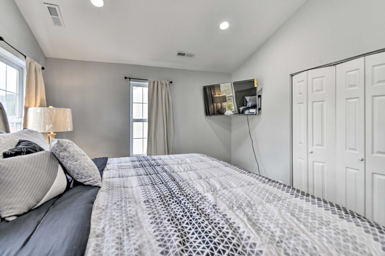 Building Photo - 740 W 31st St