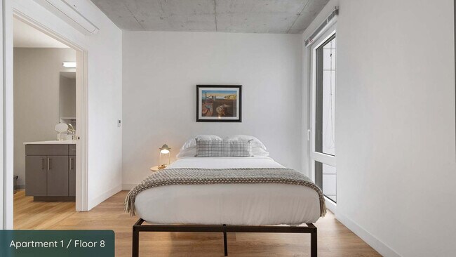 Building Photo - 853 W Blackhawk St