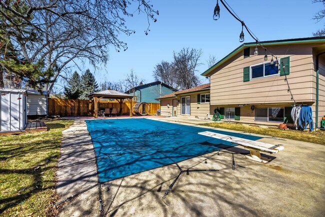 Building Photo - Enjoy the Private Pool and Outdoor Sauna at this 3/2 Home in a Quiet Neighborhood in Louisville