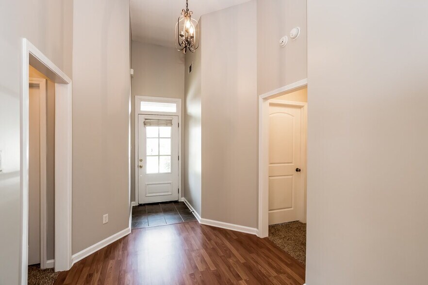 Building Photo - 10215 Morning Hill Dr