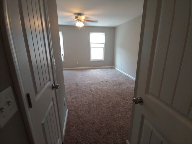 Building Photo - Renovated Townhome w/ Hardwood Floors + Updated Kitchen!