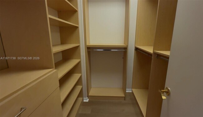 Building Photo - 2600 Island Blvd