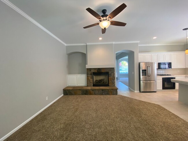 Building Photo - 4 bedroom in Paso Robles