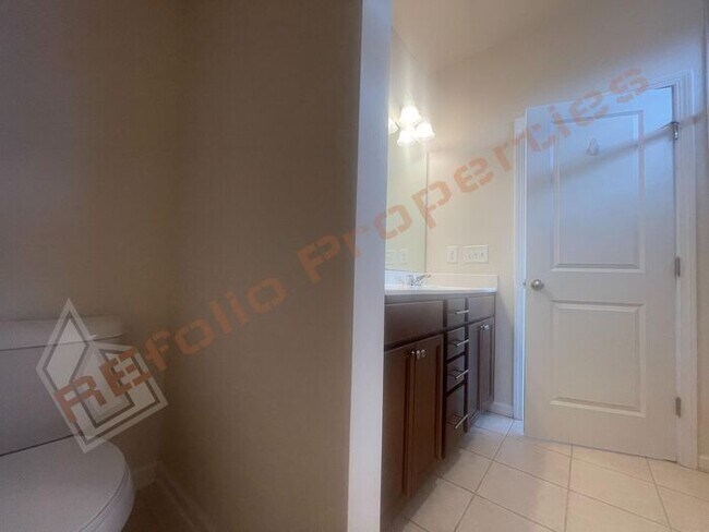 Building Photo - Luxury 3 Story 4 BD/3.5 Bath Townhome @ Sm...