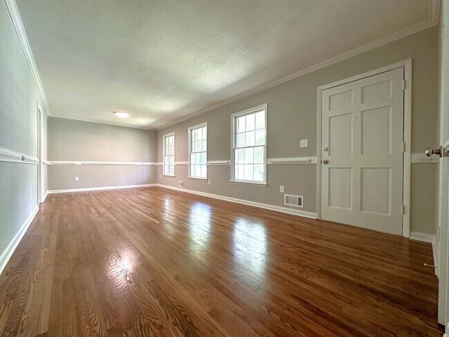 Building Photo - Pre-Leasing for August!