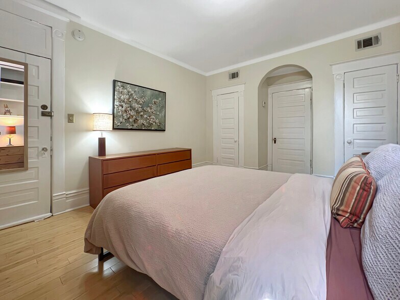 Building Photo - 1856 Mintwood Pl NW