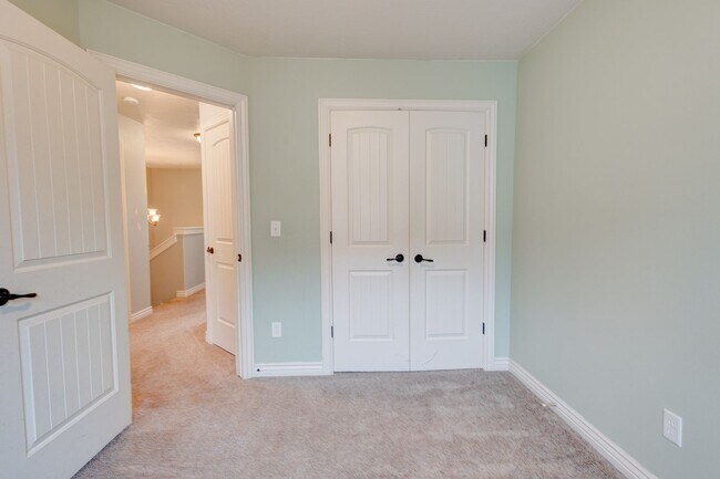 Building Photo - 461 Countryside Ave