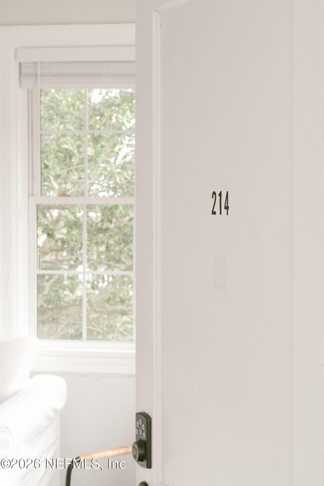 Building Photo - 212 Oak St