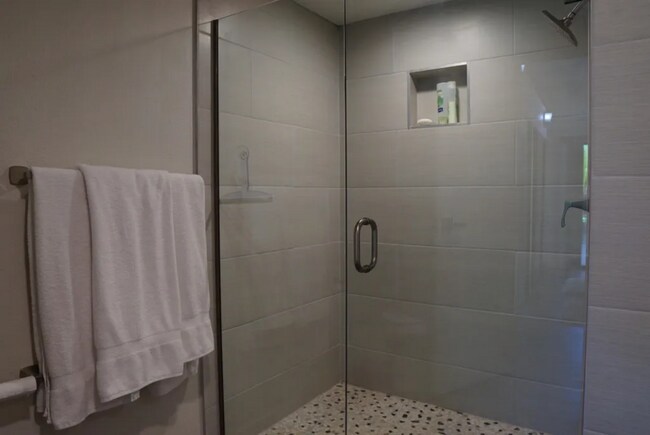 Building Photo - Newly Remodeled, Furnished 3 bed / 2.5 bat...
