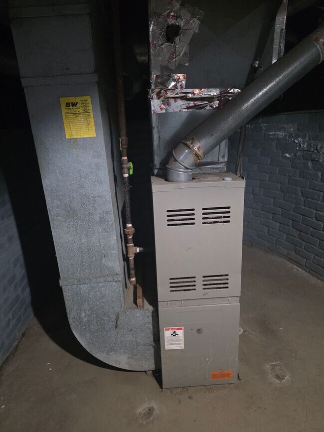 Building Photo - *PENDING* Recently Remodeled 2-Bedroom, 2-Bathroom Home – $1,100/Month - Accepting Section 8