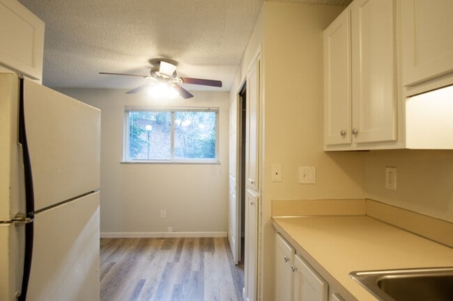 Building Photo - Ground Floor 2 Bdr Close to the Heart of Multnomah Village!