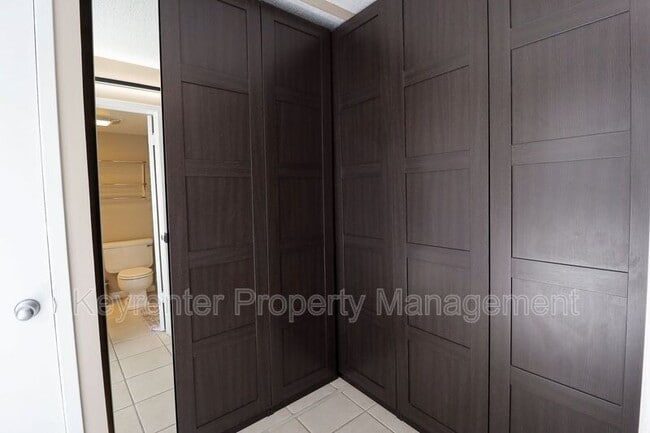 Building Photo - 410 W 7th St