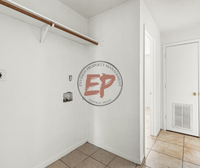 Building Photo - 2324 Breezy Dr