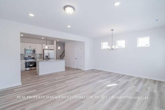 Building Photo - Modern Brand-New Built 3BR Townhome Near Uptown