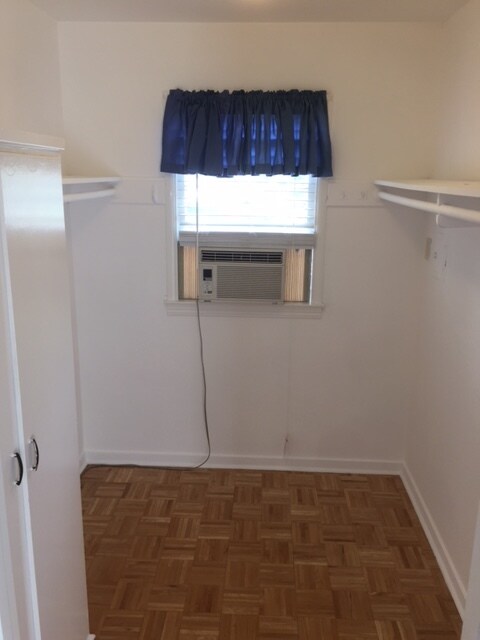 Walk In Closet - 481 Willow Rd