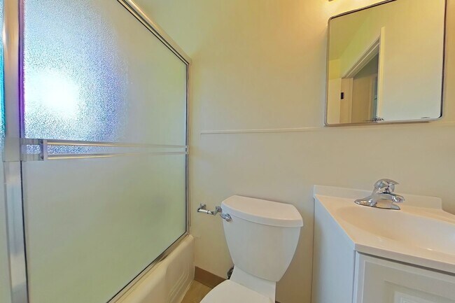 Building Photo - 2 Bedroom Apartment ~ Close to Campus ~ Sm...