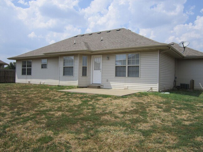 Building Photo - 412 E Denton Cir
