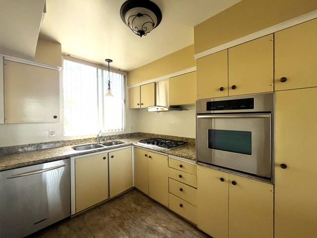 Building Photo - Available Now! 2 Bedroom, 2 Bathroom Riverside Penthouse with Views!