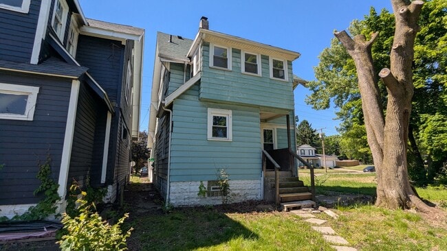 Building Photo - Spacious 4-bedroom, 1.5-bath home in Akron