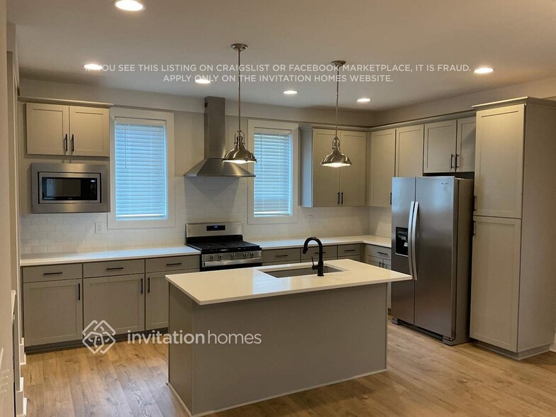 Building Photo - 647 Vernon Ave