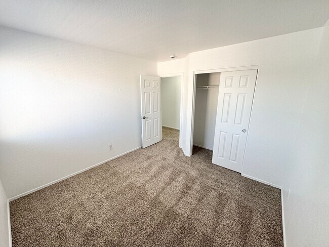 Building Photo - 8464 W Forest Grove Ave
