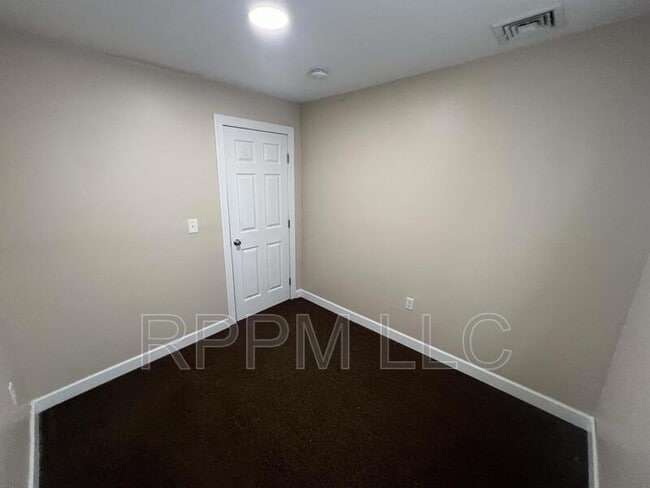 Building Photo - 562 Summer St