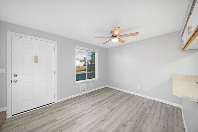 Building Photo - 2 Bedroom townhome with Washer and Dryer INSIDE! Available soon!!