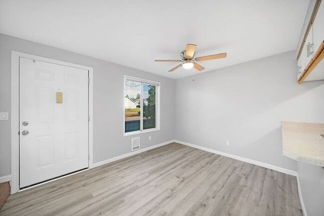 Building Photo - Spacious 2 Bed, 1.5 Bath. townhome with Washer and Dryer!