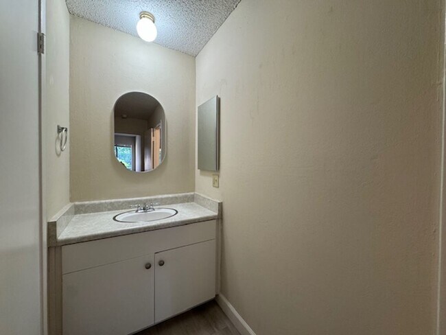 Building Photo - 1 bedroom end unit-New plank flooring thro...
