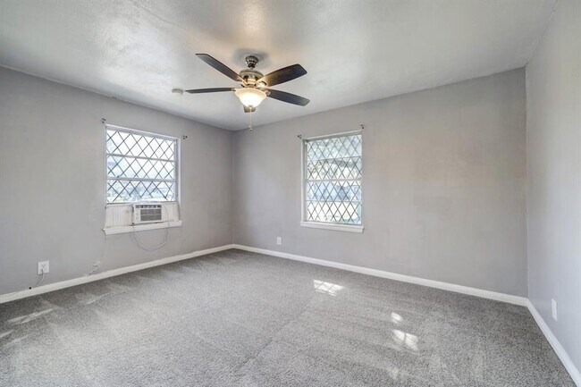 Building Photo - 5505 Nightingale Dr