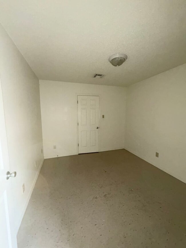 Building Photo - Waveland Duplex
