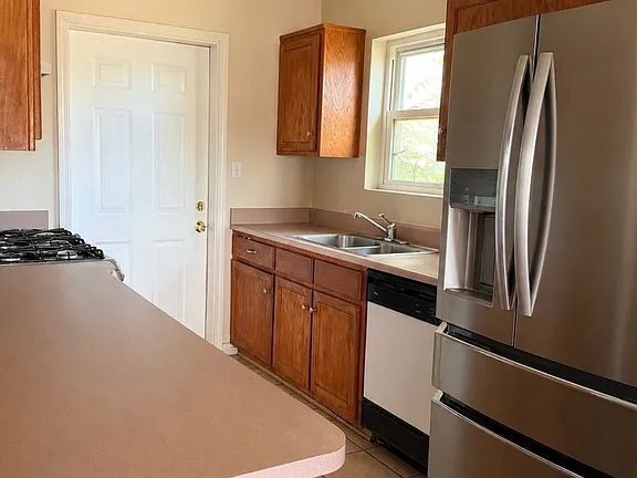 Building Photo - "Charming 3-Bed Oasis with 2 Baths in Los Lunas – 1216 Sq Ft of Cozy Living!"